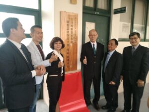 TPMA 理事長李仟萬 先生 與國立高雄大學 陳月端校長 共同完成第 1 個國際認證暨青年團營運中心揭牌儀式 2020/12/08