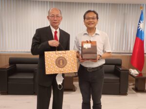 TPMA 理事長李仟萬 先生率學會同仁拜訪崑山科技大學，並與鐘俊顏副校長、陳龍泉副校長、推廣教育組 黃淑卿組長、校友中心 林伶瑾主任、商業管理學院 呂德財院長等洽談合作事宜並合影留念。 2022/08/19