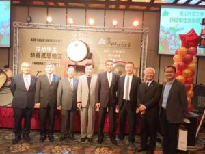 TPMA 應崑山科技大學邀請參與「扶助學生慈善感恩餐會」由常務監事蘇俊憲教授代表理事長出席並與崑山科技大學主要幹部合影留念。由左至右貴賓為：TPMA 楊名元理事、TPMA 黃祥熙理事、崑山科技大學 曾韋龍董事長、崑山科技大學 李天祥校長、崑山科技大學校友基金會 郭海濱董事長、TPMA 蘇俊憲常務監事、TPMA 吳江彬先生、崑山科技大學 鐘俊顏副校長。 2022/11/30