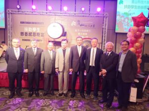 TPMA 應崑山科技大學邀請參與「扶助學生慈善感恩餐會」由常務監事蘇俊憲教授代表理事長出席並與崑山科技大學主要幹部合影留念。由左至右貴賓為：TPMA 楊名元理事、TPMA 黃祥熙理事、崑山科技大學 曾韋龍董事長、崑山科技大學 李天祥校長、崑山科技大學校友基金會 郭海濱董事長、TPMA 蘇俊憲常務監事、TPMA 吳江彬先生、崑山科技大學 鐘俊顏副校長。 2022/11/30