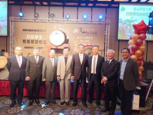 TPMA 應崑山科技大學邀請參與「扶助學生慈善感恩餐會」由常務監事蘇俊憲教授代表理事長出席並與崑山科技大學主要幹部合影留念。由左至右貴賓為：TPMA 楊名元理事、TPMA 黃祥熙理事、崑山科技大學 曾韋龍董事長、崑山科技大學 李天祥校長、崑山科技大學校友基金會 郭海濱董事長、TPMA 蘇俊憲常務監事、TPMA 吳江彬先生、崑山科技大學 鐘俊顏副校長。 2022/11/30