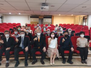 輔英科大與台灣專案管理學會舉行國際認證暨青年團營運中心簽約暨揭牌儀式於輔英鵬圖人文大樓舉行，由台灣專案管理學會 (簡稱TPMA) 理事長李仟萬與校長林惠賢締約，並偕副校長張可立、推廣教育中心主任黃國銘等共同揭牌，儀式簡單而隆重...閱讀更多 2022/07/04 新聞連接：https://tw-pma.org.tw/台灣專案管理學會國際認證暨青年團營運中心於輔/