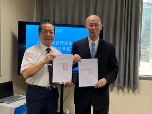 TPMA 理事長李仟萬 先生率學會同仁拜訪台中市組織及政策管理專業人員職業工會，並與許光華理事長、黃建岡博士（Best-ISO公司總經理兼工會秘書長）、白紋菱協理、姜雅雯小姐等工會幹部共同完成第 17 個國際認證暨青年團營運中心簽約儀式並合影留念。 2022/08/22