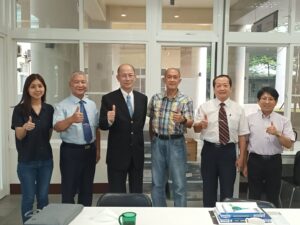 TPMA 理事長李仟萬 先生率學會同仁拜訪台中市組織及政策管理專業人員職業工會，並與許光華理事長、黃建岡博士（Best-ISO公司總經理兼工會秘書長）、白紋菱協理、姜雅雯小姐等工會幹部共同完成第 17 個國際認證暨青年團營運中心簽約儀式並合影留念。 2022/08/22