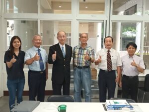 TPMA 理事長李仟萬 先生率學會同仁拜訪台中市組織及政策管理專業人員職業工會，並與許光華理事長、黃建岡博士（Best-ISO公司總經理兼工會秘書長）、白紋菱協理、姜雅雯小姐等工會幹部共同完成第 17 個國際認證暨青年團營運中心簽約儀式並合影留念。 2022/08/22