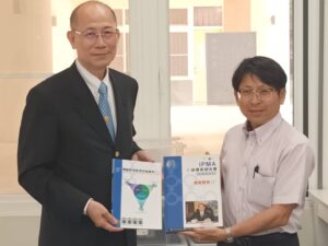 TPMA 理事長李仟萬 先生率學會同仁拜訪台中市組織及政策管理專業人員職業工會，並與許光華理事長、黃建岡博士（Best-ISO公司總經理兼工會秘書長）、白紋菱協理、姜雅雯小姐等工會幹部共同完成第 17 個國際認證暨青年團營運中心簽約儀式並合影留念。 2022/08/22